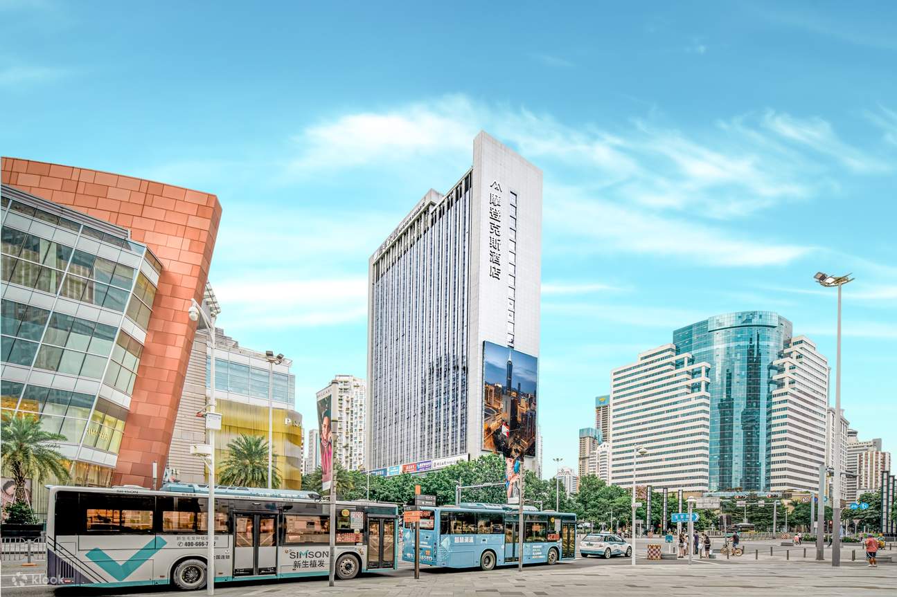 Gorgeous and domineering ceiling design, coupled with dynamic and soft tones, and infused with modern elements, highlight brilliance, elegance and luxury. Coupled with warm, thoughtful, efficient and considerate distinguished services, you will feel warm 